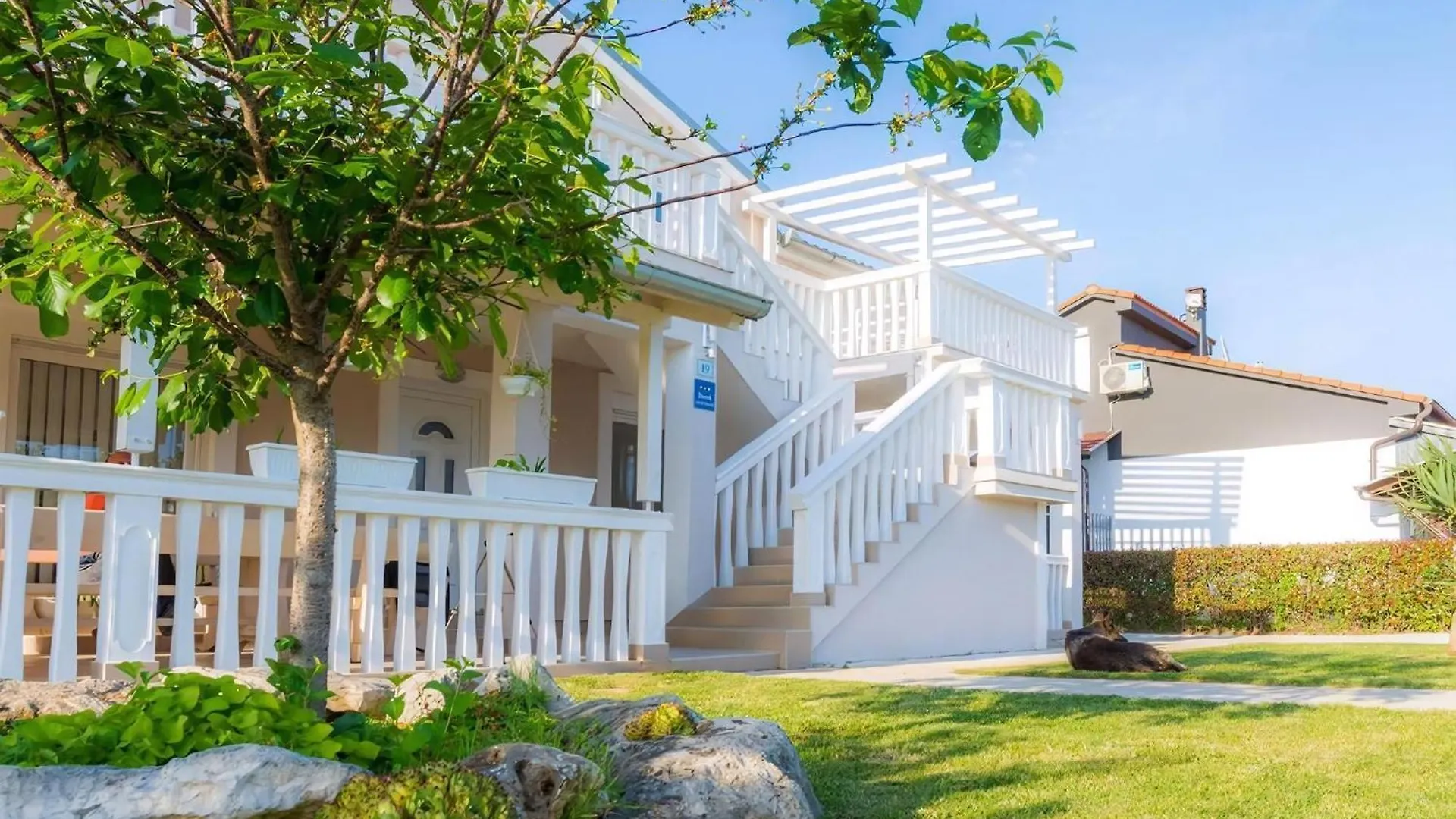アパート Ferienwohnung Mit Jacuzzi In Villa Mit Parkplatz Ližnjan