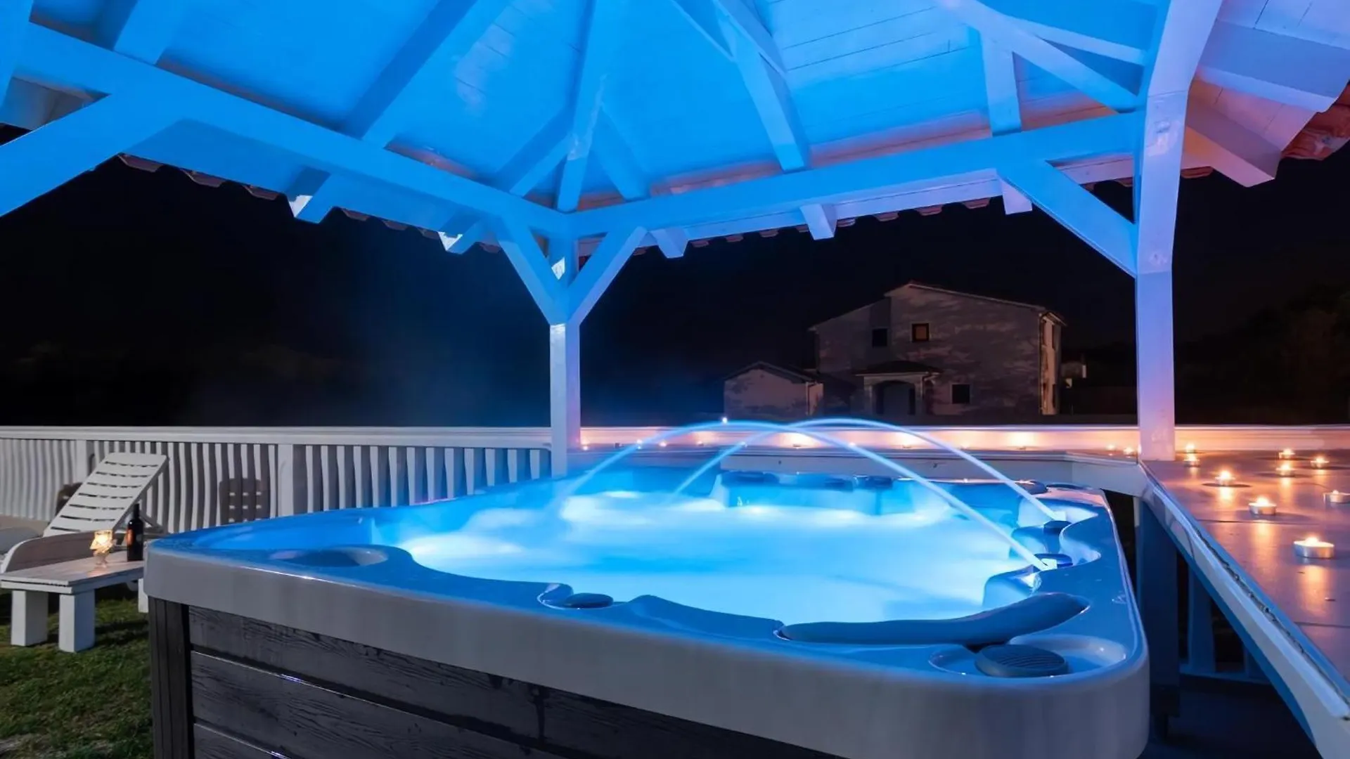 Ferienwohnung Mit Jacuzzi In Villa Mit Parkplatz Ližnjan アパート
