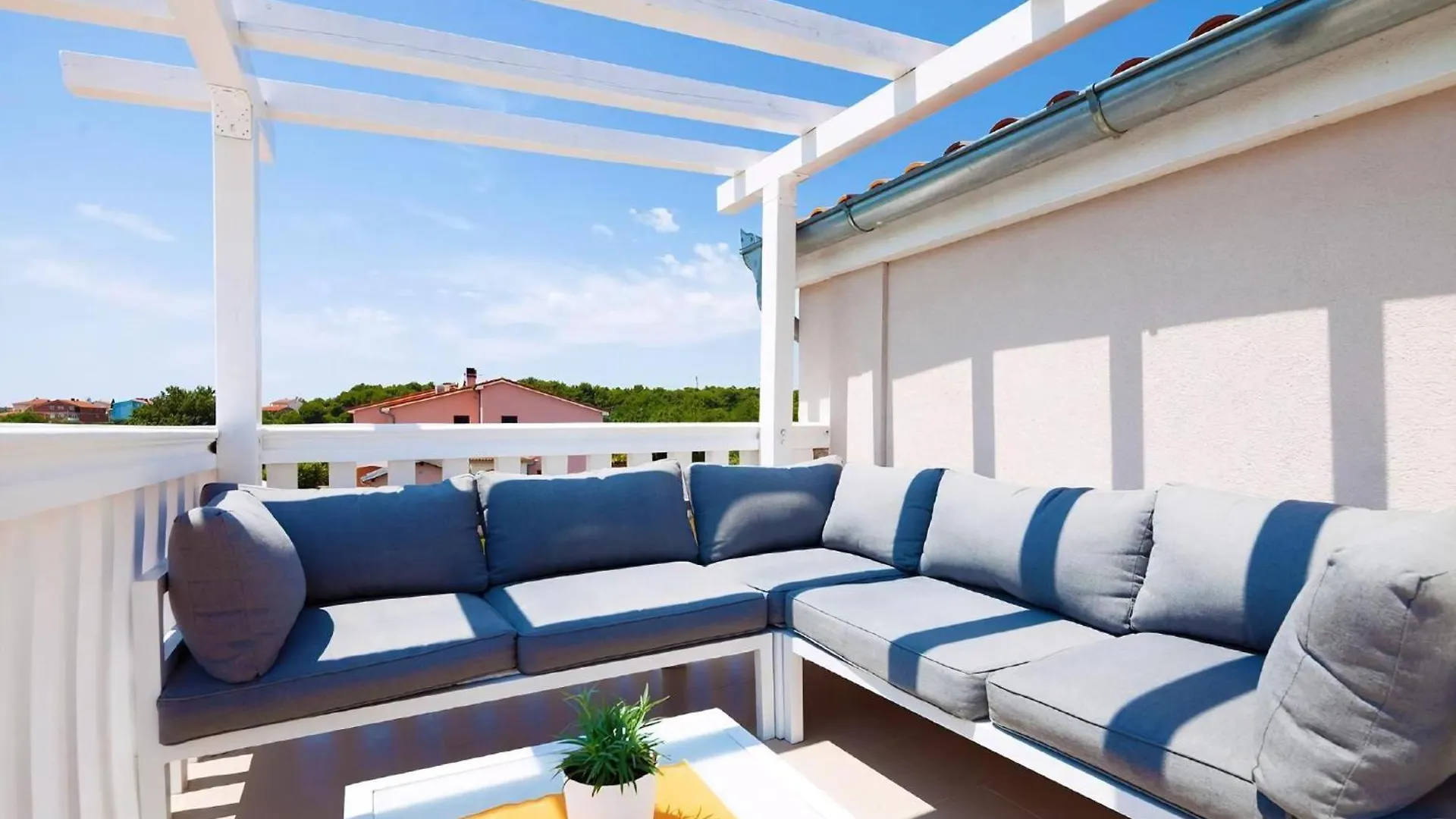 Ferienwohnung Mit Jacuzzi In Villa Mit Parkplatz Ližnjan