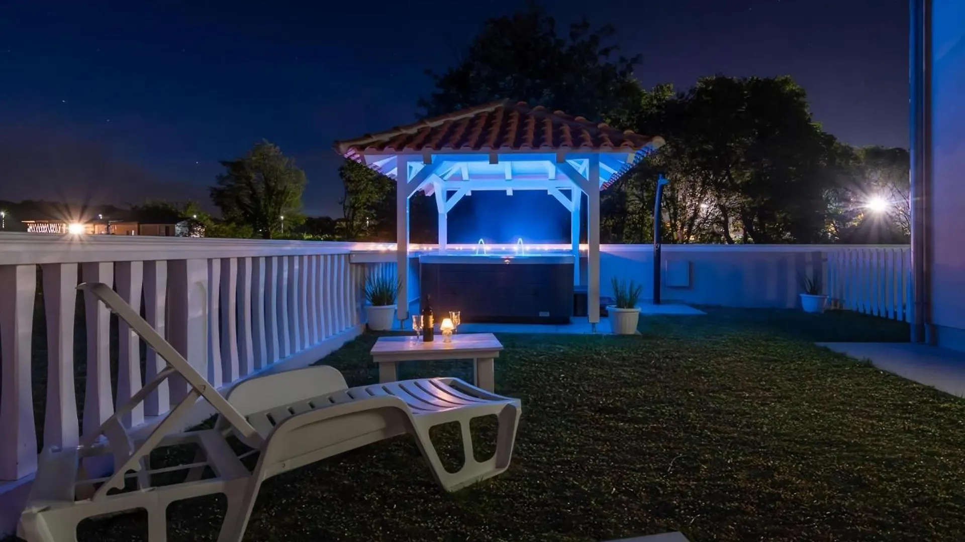 アパート Ferienwohnung Mit Jacuzzi In Villa Mit Parkplatz Ližnjan